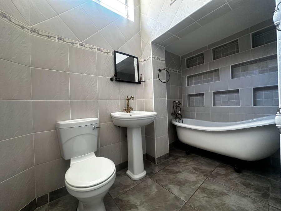 4 Bedroom Property for Sale in Heuwelsig Free State